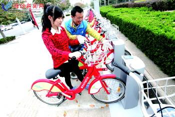 工作人員指導市民取車。記者 張馳